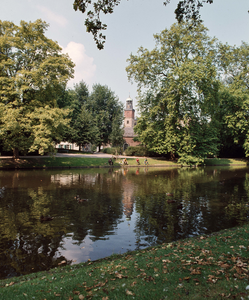835833 Gezicht over de Stadsbuitengracht te Utrecht op de toren van de Nicolaikerk; aan de overzijde enkele vissers ...